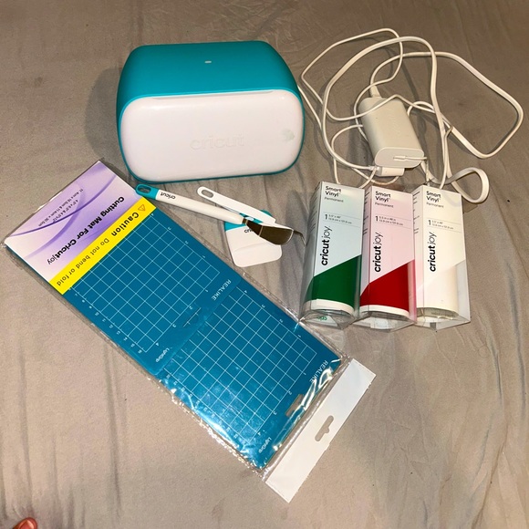 Cricut joy bundle w/ some permanent vinyl mats/accessories (selling as bundle)